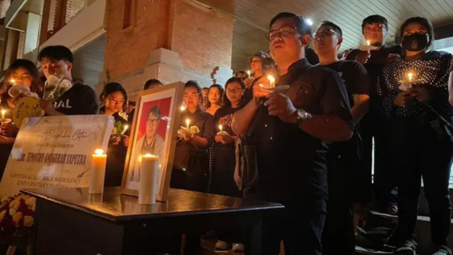 Renungan Malam di Universitas Udayana mengenang Timothy Anugerah. (instagram @univ.udayana)